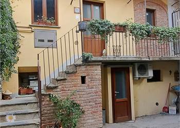 trilocale con doppi servizi e box